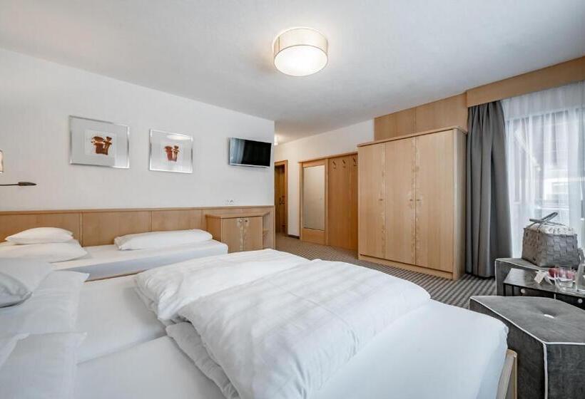 اتاق استاندارد سه تخته با بالکن, Bed & Breakfast Fender