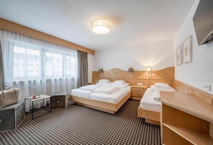 اتاق استاندارد سه تخته با بالکن, Bed & Breakfast Fender