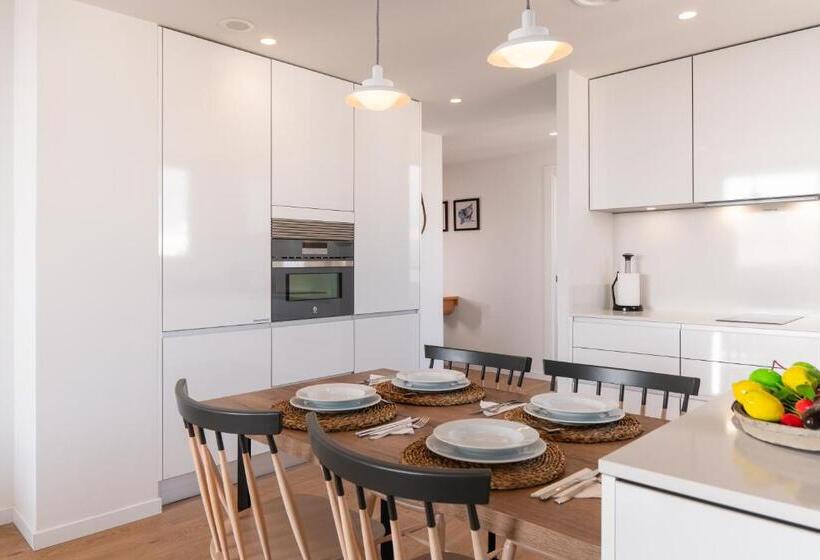 ２ベッドルームアパートメント, Ahoy Apartments
