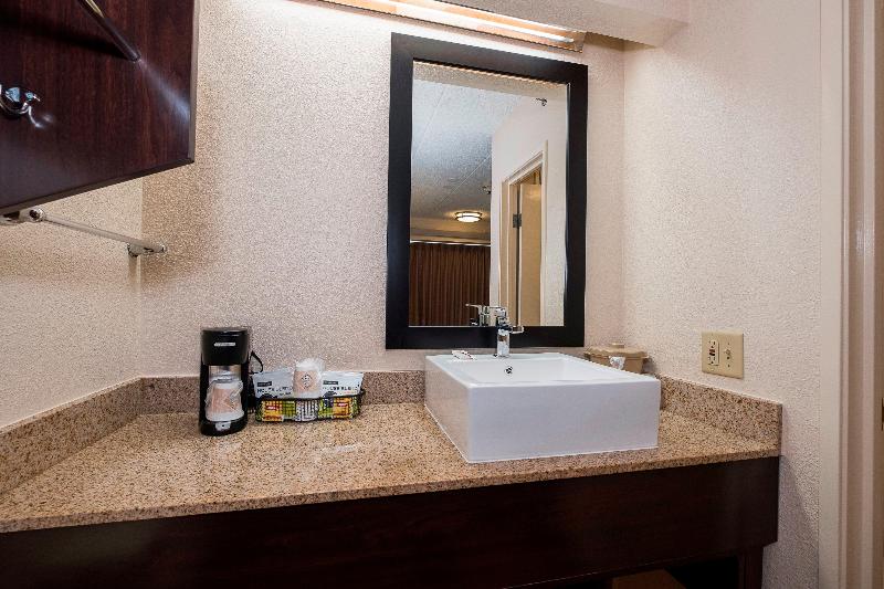 Номер Superior Кровать Кинг, Red Roof Inn Plus + Boston   Framingham