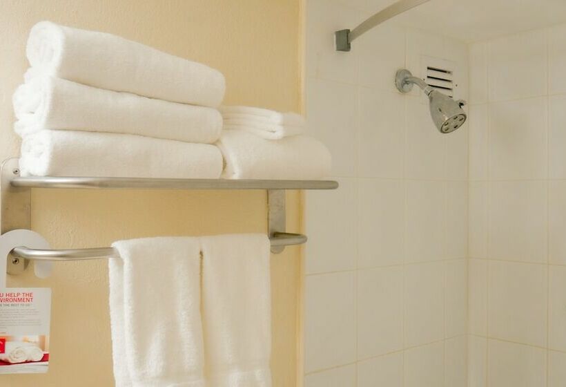 스탠다드 룸 더블 침대 2개, Ramada Plaza By Wyndham Marco Polo Beach Resort
