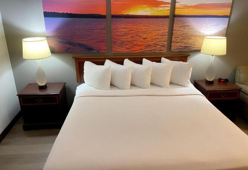 适合残疾人士使用的带超级大床的标准间, Days Inn & Suites By Wyndham Stevens Point
