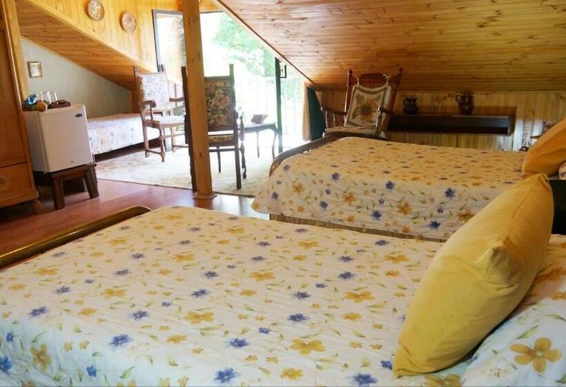 Четырехместный Номер Стандарт с Балконом, Los Pequenes