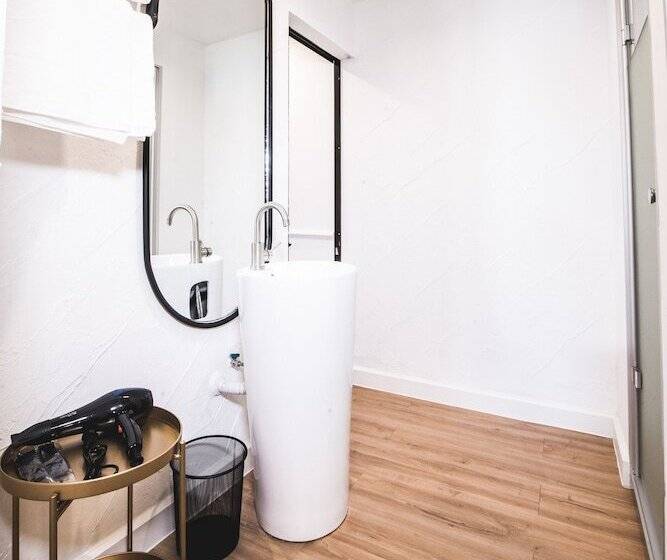 سوئیت جونیور با تراس, Theme Boutique Hotel Bangkok