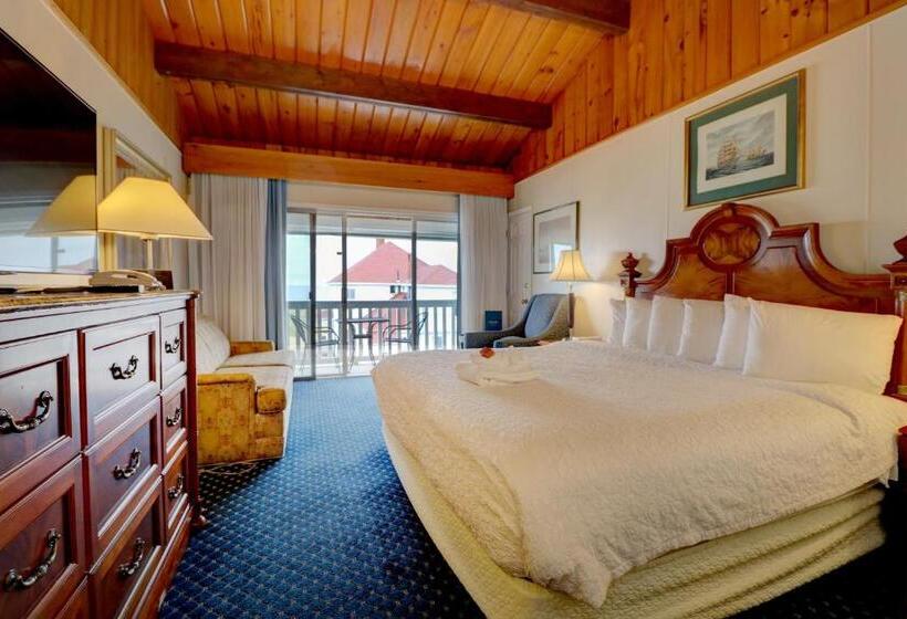 اتاق اساندارد با چشم‌انداز جانبی به دریا, Waves Oceanfront Resort
