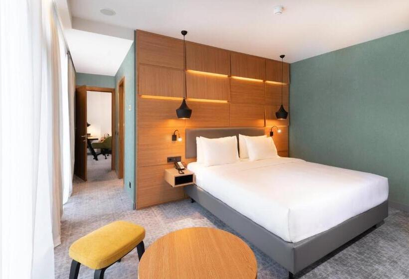 스위트 킹사이즈 침대, Holiday Inn Yerevan   Republic Square, An Ihg