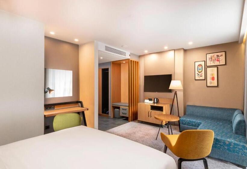 스위트 킹사이즈 침대, Holiday Inn Yerevan   Republic Square, An Ihg