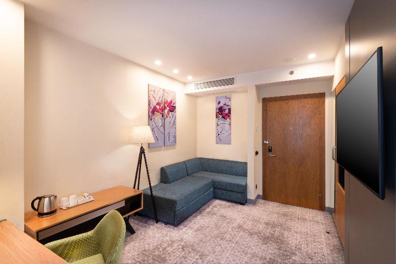 스위트 킹사이즈 침대, Holiday Inn Yerevan   Republic Square, An Ihg