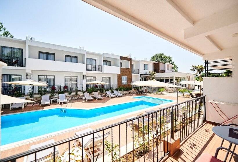 Standard Room Pool View, Halibas