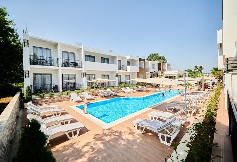 Standard Triple Room Pool View, Halibas