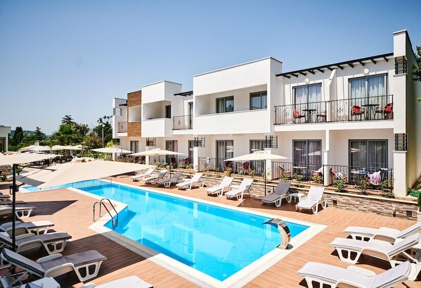 Standard Triple Room Pool View, Halibas