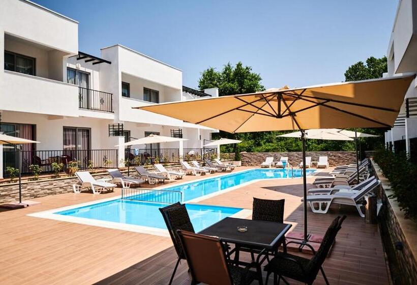 Standard Triple Room Pool View, Halibas