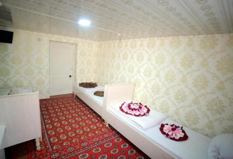ルームシェアのワンベッド, Guest House Dilorom B&b