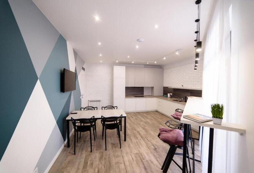 اتاق استاندارد سه تخته با سرویس بهداشتی مشترک, Is’land Hostel