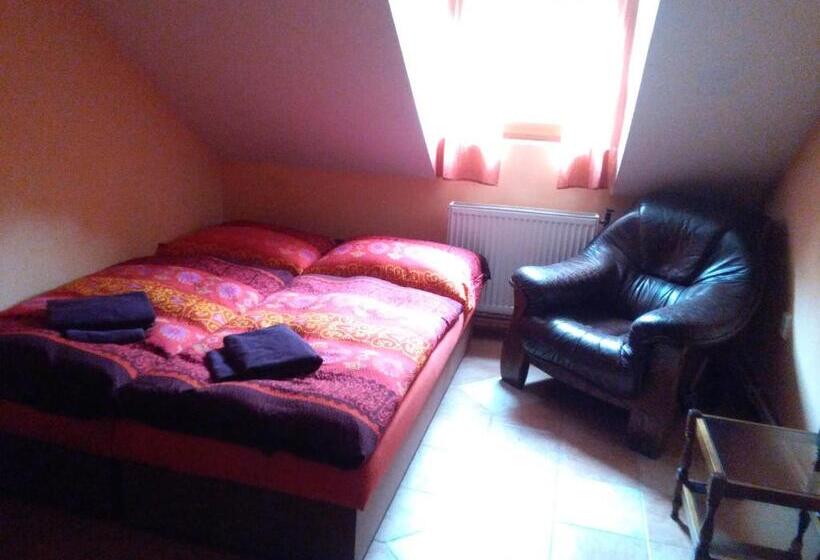 Четырехместный Номер Стандарт, Guest House U Náhonu