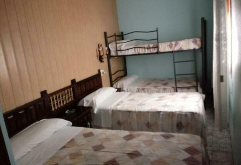 4인용 스탠다드 룸, Hostal Can Marinés