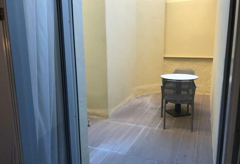 חדר סטנדרט עם מרפסת, Hôtel & Appartements Monsigny