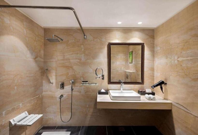 غرفة قياسية سرير كينج لذوى الإحتياجات الخاصة, Ramada By Wyndham Kapurthala