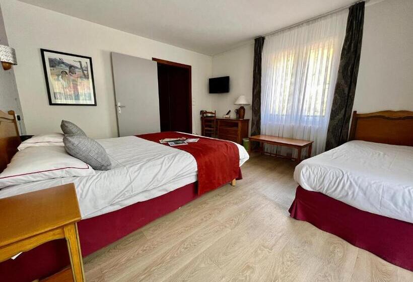 Трехместный Номер Стандарт с Балконом, Logis Hôtel, Chalets Et Restaurant Les Chatelminés