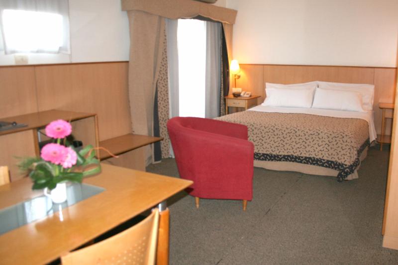 غرفة إدارية فردية, Urbana Suites