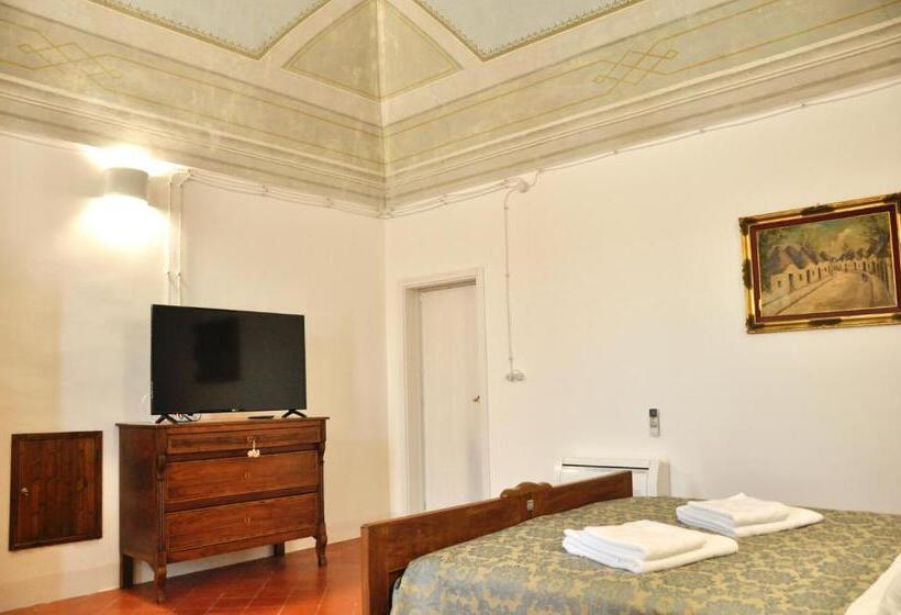 اتاق سه‌نفرۀ استاندارد با سرویس بهداشتی بیرون از اتاق, Casa Turi
