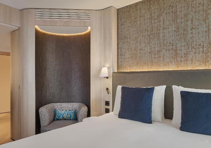 Люкс Кровать Кинг, The Westminster London, Curio Collection By Hilton