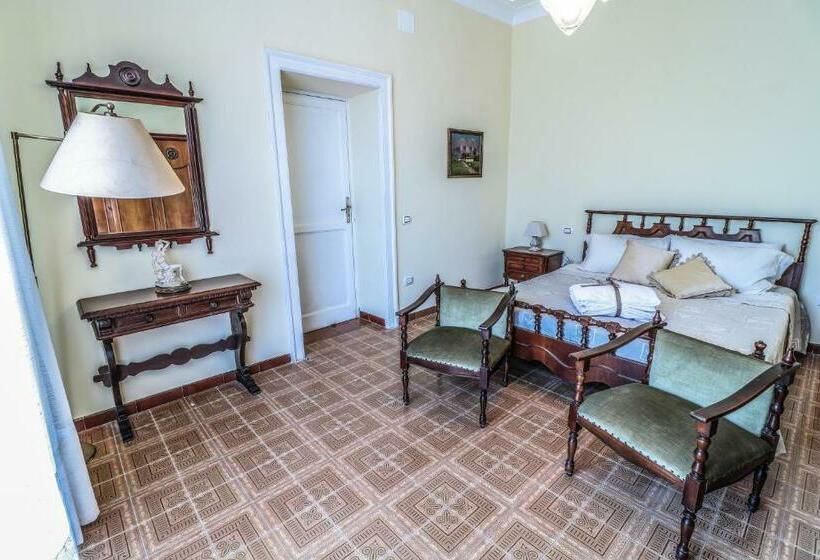 اتاق خانوادگی با چشم‌انداز دریا, Scognamiglio Suites