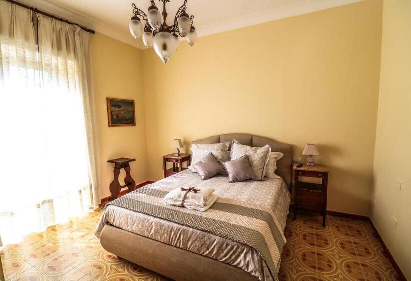 اتاق خانوادگی با چشم‌انداز دریا, Scognamiglio Suites