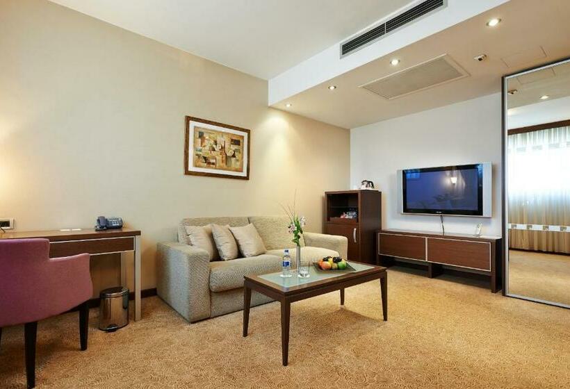 سوییت جونیور, In Hotel Beograd