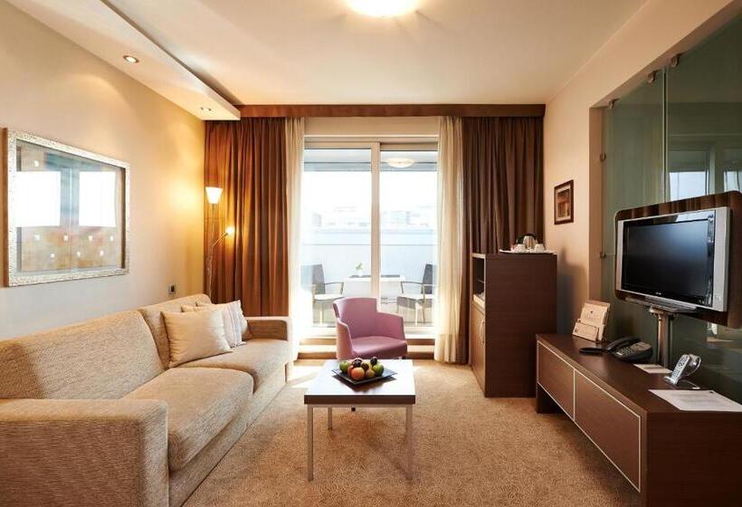 سوییت سوپریور, In Hotel Beograd