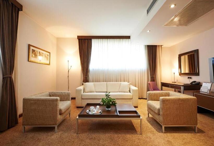 سوییت سوپریور, In Hotel Beograd