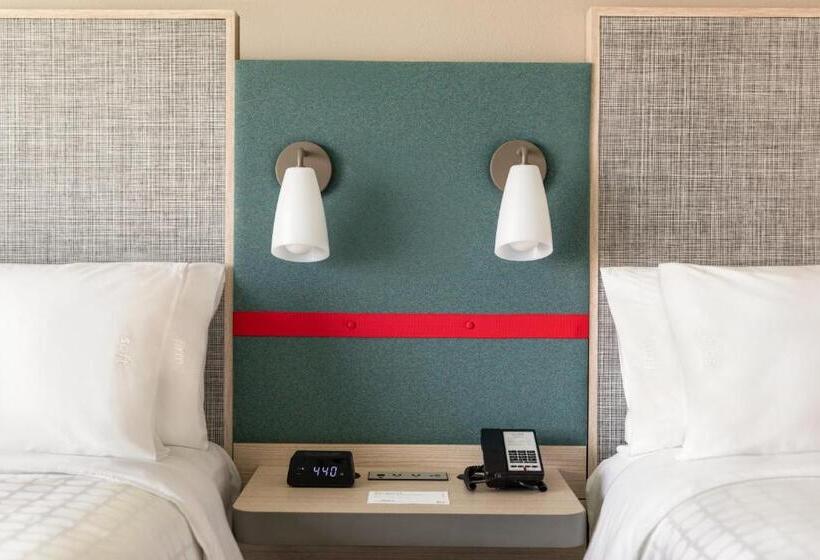 适合残疾人使用的标准间, Avid Hotel Cedar Rapids South   Arpt Area, An Ihg
