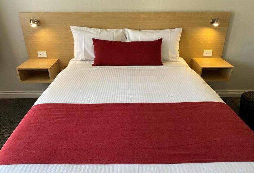 Семейные Апартаменты 3 Спальни, Country Gardens Motel