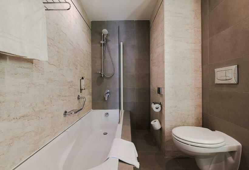 سوییت جونیور با بالکن, Maritim Antonine Hotel & Spa