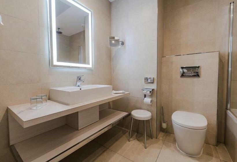 سوئیت با وان آب گرم, Maritim Antonine Hotel & Spa