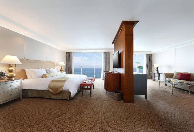Люкс Вид на Море, Ramada Plaza By Wyndham Jeju Ocean Front
