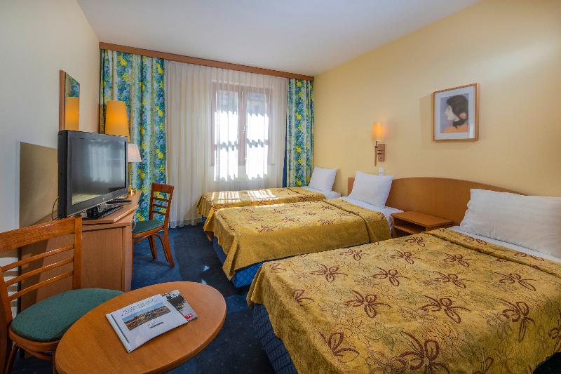 Номер Стандарт Трехместный, Corvin Hotel Budapest Sissi Wing