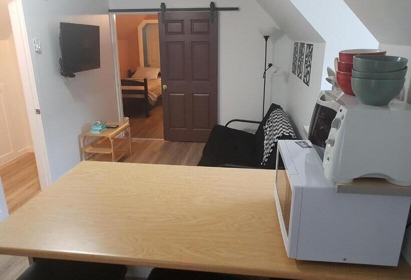 Студия Deluxe, Pines Motel