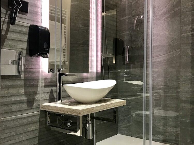 اتاق استاندارد سه نفره, Hostal Anton Martin