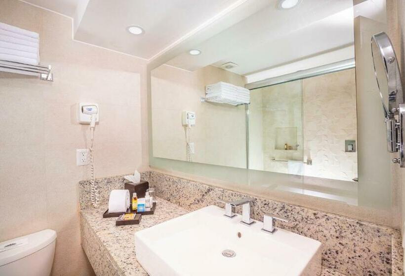 Cameră Standard Pat King Size, Crown Paradise Club Cancun   All Inclusive
