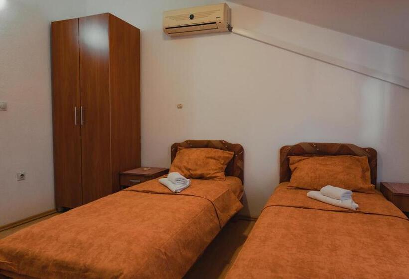 اتاق راحتی سه تخته, Apartments Djukic
