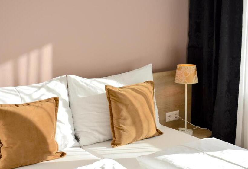 اتاق استاندارد با بالکن, Rooms & Amoria Spa For Adults Only   Hotel Jägerhof Wörthersee