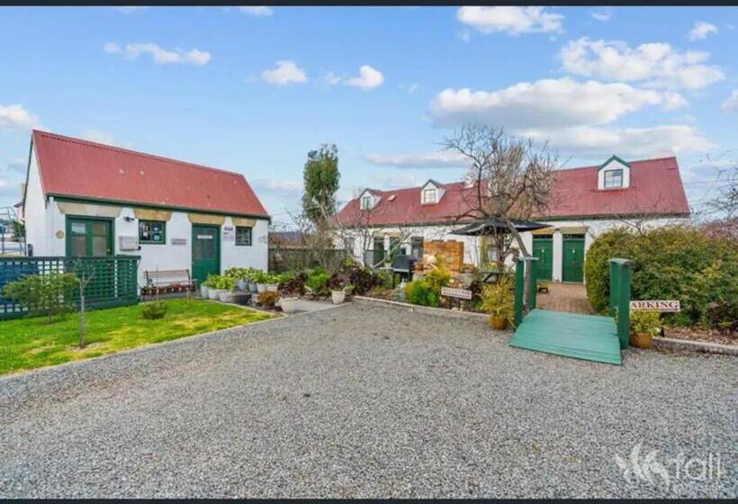 Семейный Номер, Sorell Barracks
