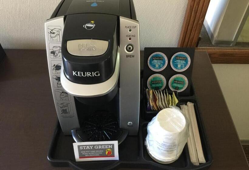 ２ダブルベッドのスタンダードルーム, Super 8 By Wyndham Kelowna Bc