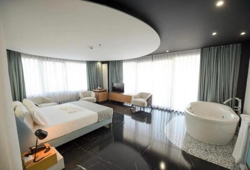 带海景的复工套房, Amara Hotel & Spa