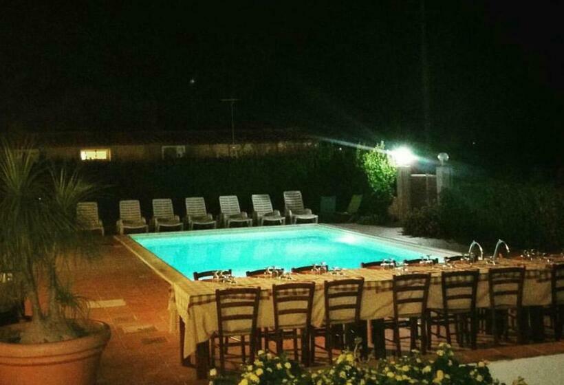 Номер Стандарт Вид на Бассейн, Locanda Rurale Santa Marta