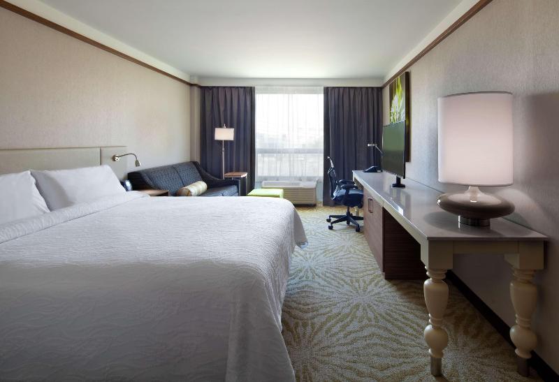 Quarto Deluxe Cama King, Hilton Garden Inn Montreal Airport