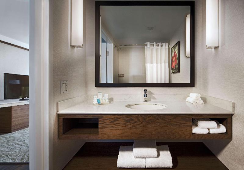 キングサイズベッドのデラックスルーム, Hilton Garden Inn Montreal Airport