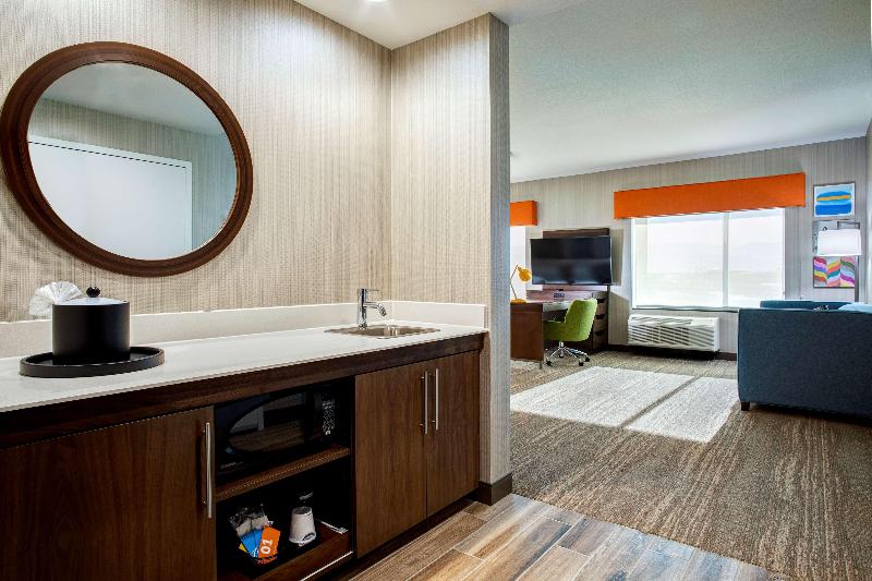 Quarto Estandar Cama King, Hilton Garden Inn Montreal Airport