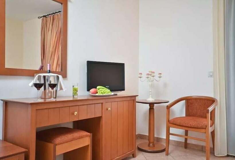 اتاق استاندارد با چشم‌انداز استخر, Naxos Resort Beach Hotel